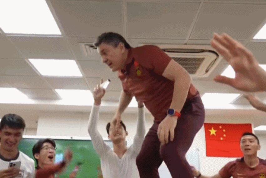 九游体育APP-球员起哄！安东尼奥罕见失控，站桌上跳旋转舞，球迷：想起陈戌源